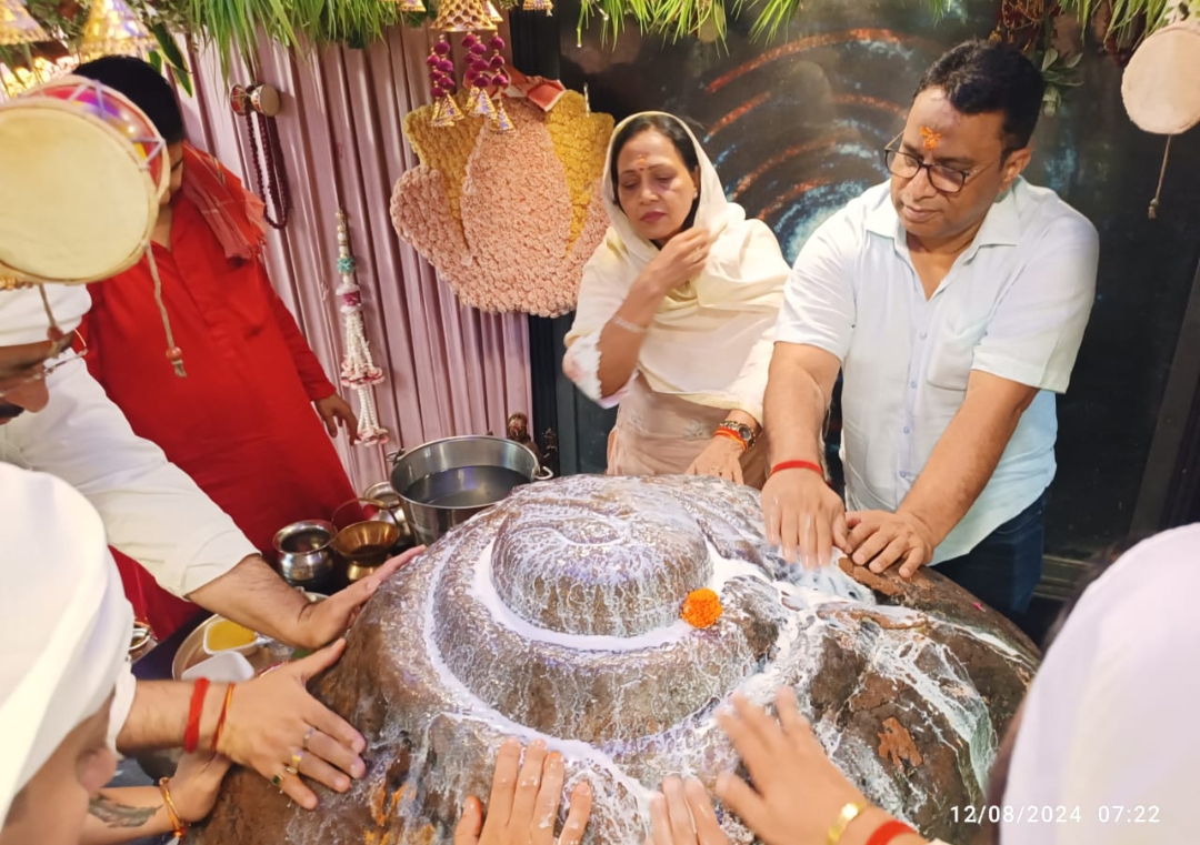 झण्डेवाला देवी मन्दिर  में सावन मास के चौथे सोमवार को भगवान शंकर का रूद्राभिषेक 