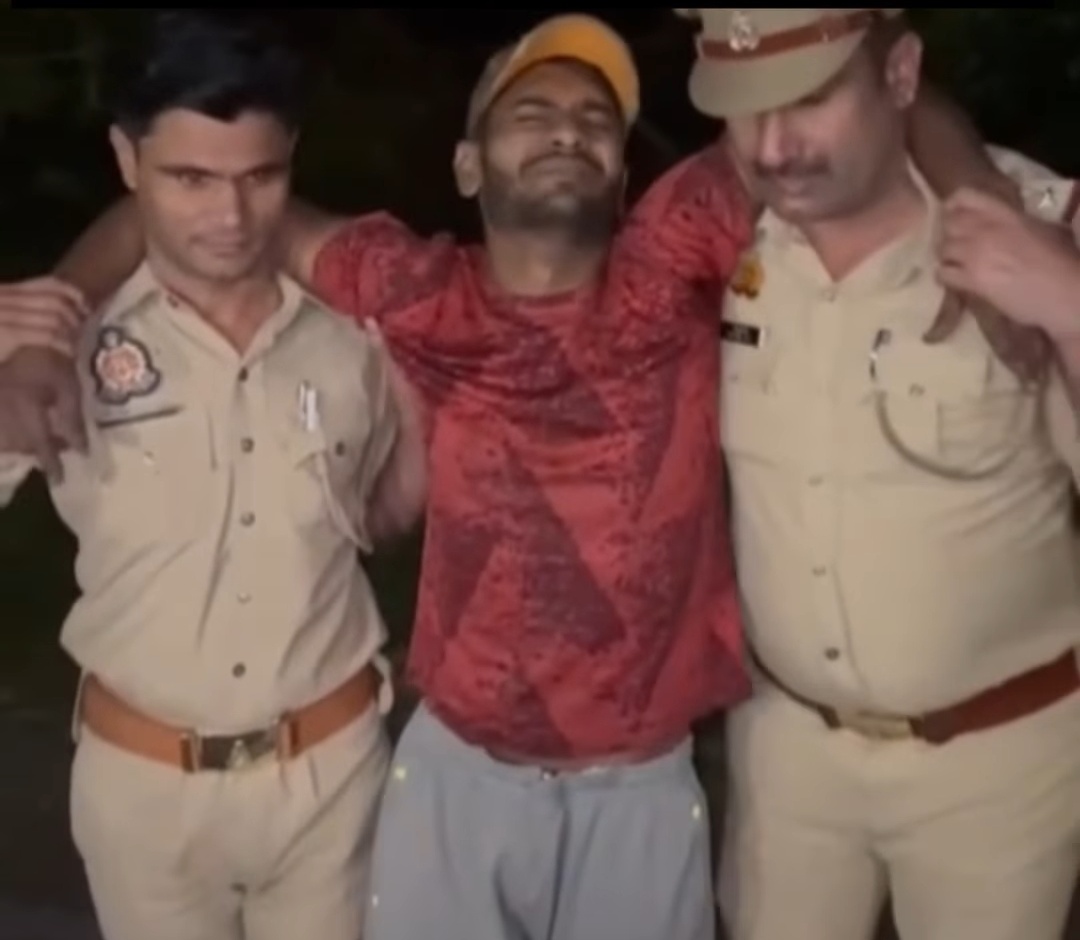 दिल्ली के बदमाश को इंदिरापुरम में पुलिस ने दौड़ाकर दोनों पैर में मारी गोली