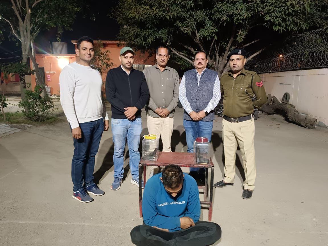 युवक को अवैध हथियार सहित किया गिरफ्तार, दो देसी पिस्तौल व चार रौंद बरामद