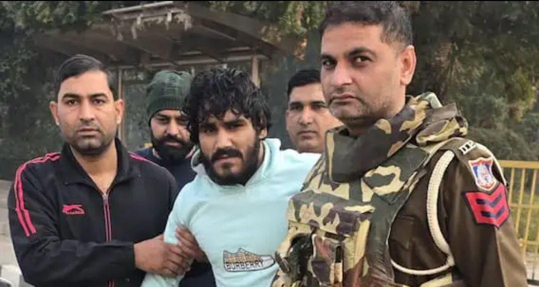 भाऊ गैंग का इनामी शूटर द्वारका में पुलिस मुठभेड़ में गिरफ्तार