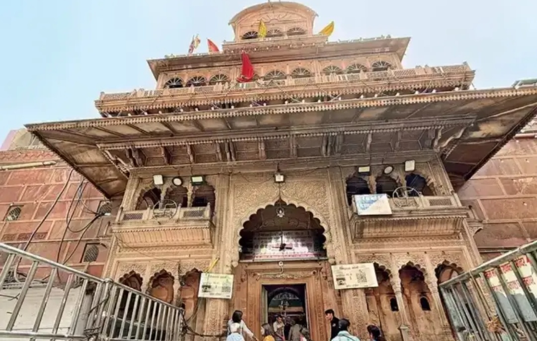बांके बिहारी मंदिर में भारी भीड़, श्रद्धालुओं से अपील:5 जनवरी 2026 तक वृंदावन आने से बचें।