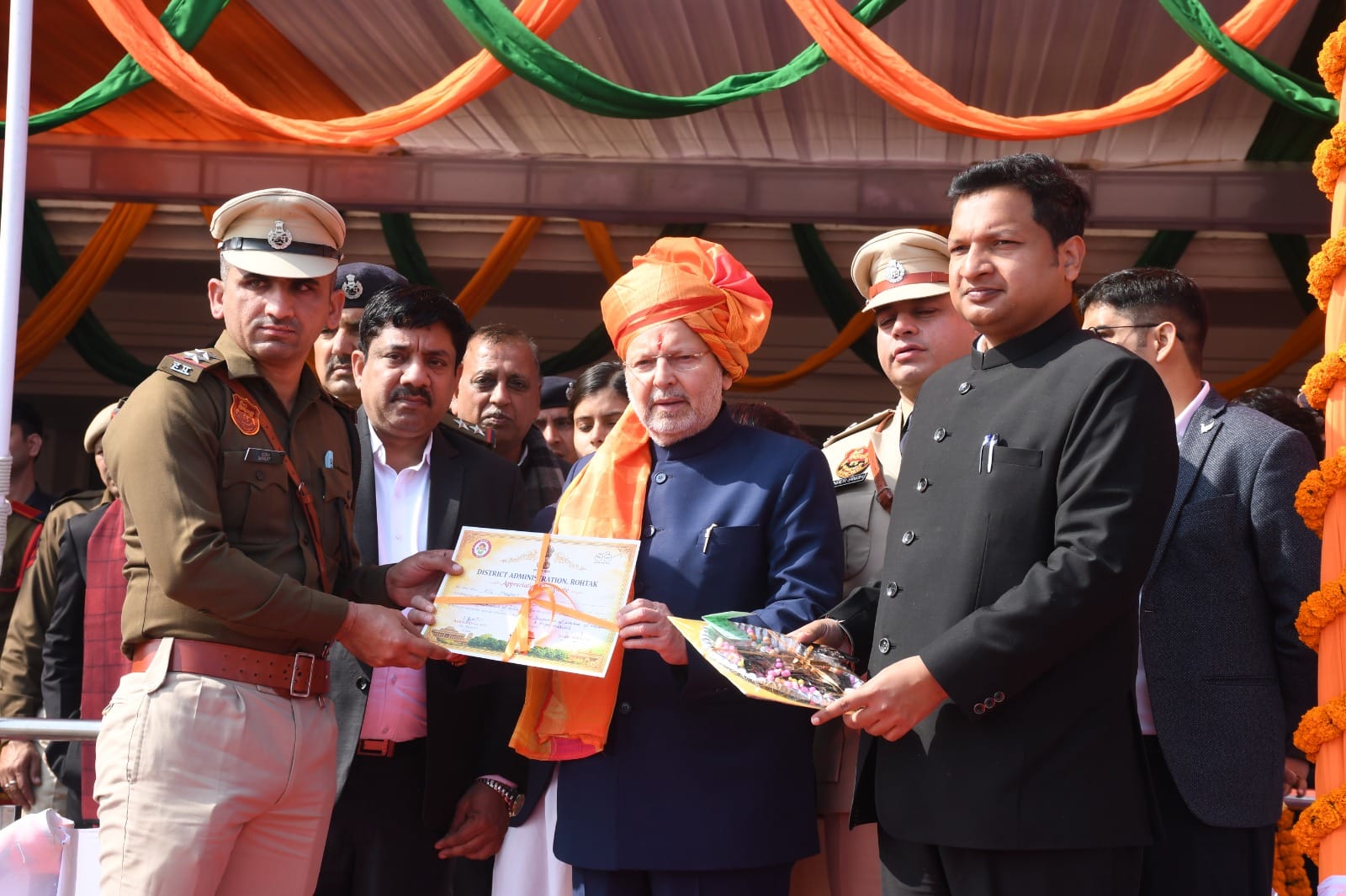 बेहतरीन परेड करने पर परेड कमांडर ट्रेनी आईपीएस श्री रविन्द्र व पुरुष टुकडी को किया सम्मानित