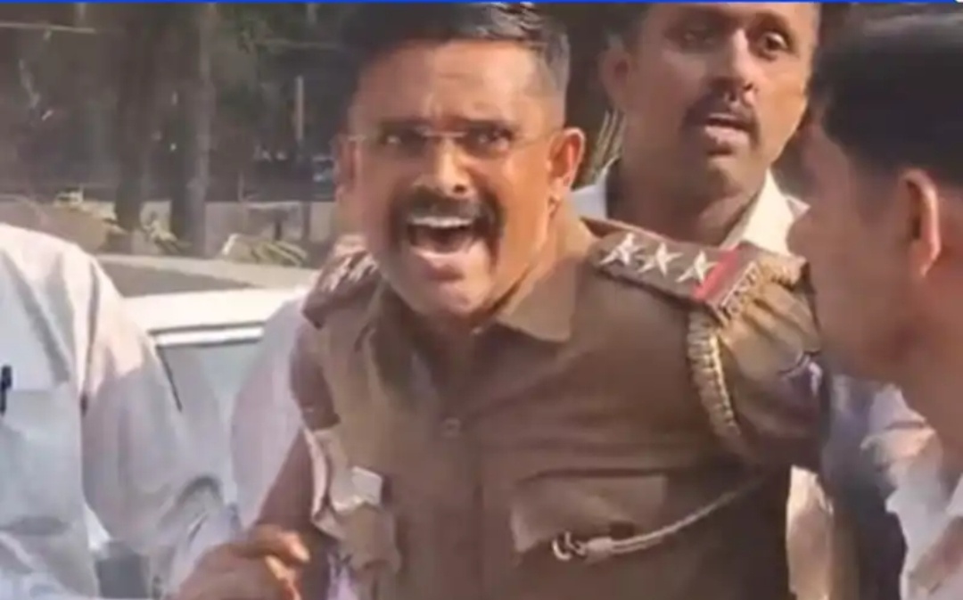 1 लाख एडवांस… रिश्वत लेते हुए पकड़ा तो जोर-जोर से चिल्लाने लगा पुलिसकर्मी,5 लाख की सेटिंग का खेल