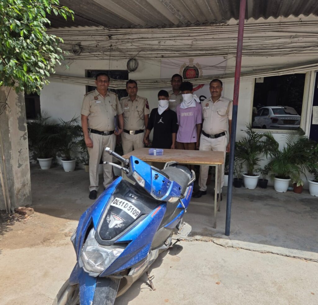 दिल्ली में आउटर डिस्ट्रिक्ट पुलिस ने लूटपाट का मामला 24 घंटे में सुलझाया, दो बदमाश गिरफ्तार