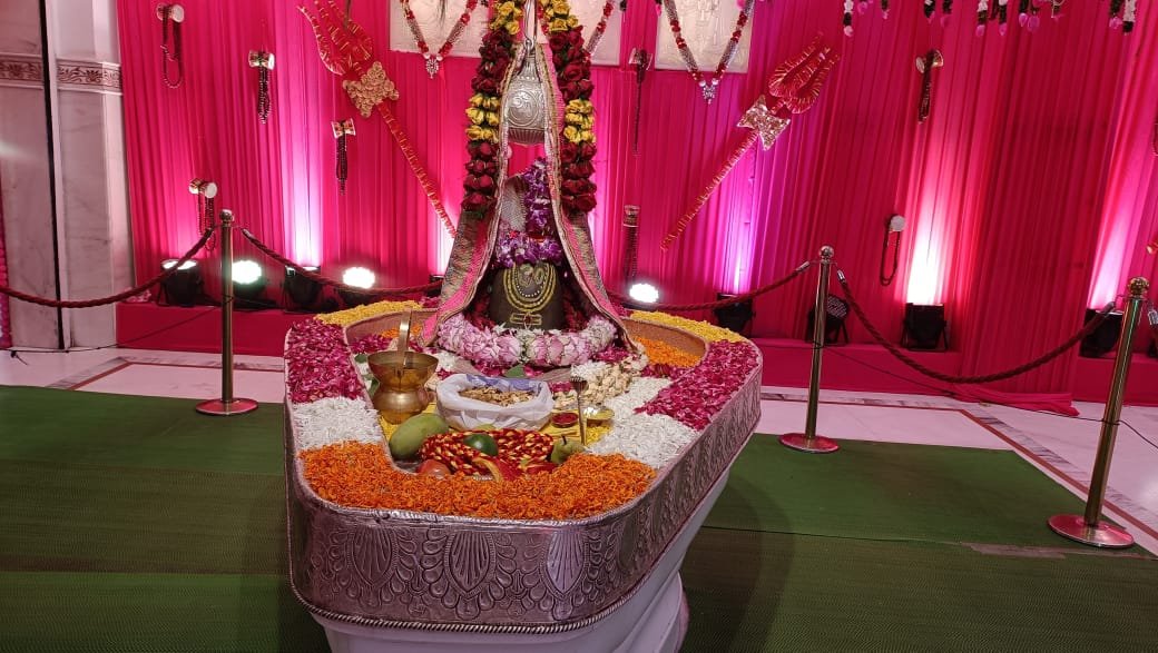 दिल्ली के झण्डेवाला देवी मन्दिर में सावन मास के पहले सोमवार को भक्तों ने किया भगवान शंकर का रूद्राभिषेक
