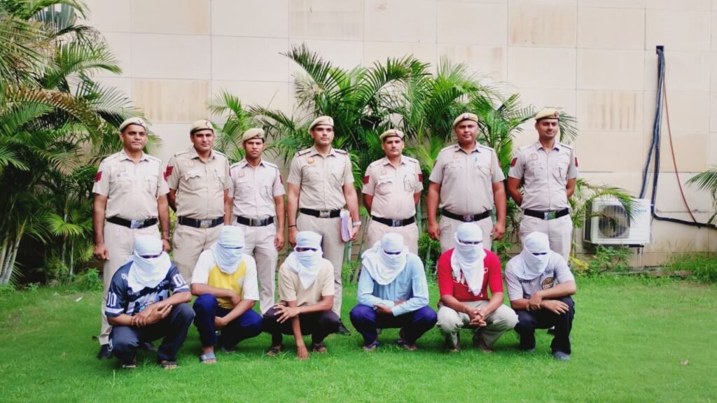 द्वारका साइबर पुलिस की बड़ी कार्रवाई:फर्जी इन्वेस्टमेंट कंपनी की आड़ में चल रहा था कॉल सेंटर, इंदौर से 6 ठग गिरफ्तार