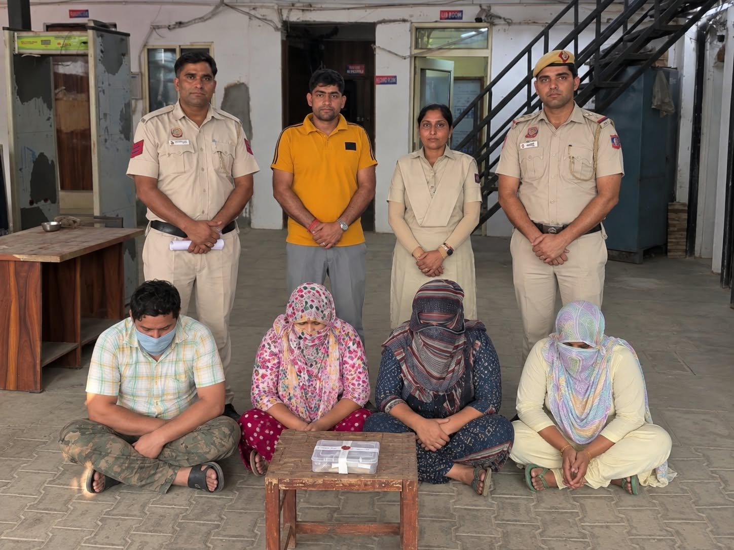 द्वारका जिलाथाना छावला पुलिस को बड़ी सफलता:डेटिंग ऐप पर हनीट्रैप कर वसूली करने वाले 4 गिरफ्तार, 70,500 रुपये बरामद